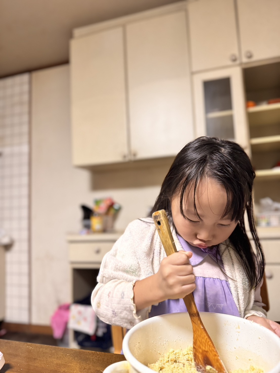 栗きんとんを夢中で作る娘